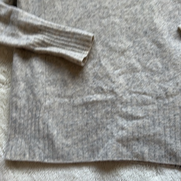 Aritzia Community Yak-Wool Turtleneck Sweater Size XS | Heather Gray | Capsule | - Picture 4 of 9